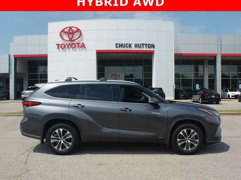 Used 2021 Toyota Highlander XLE AWD/4WD image 1