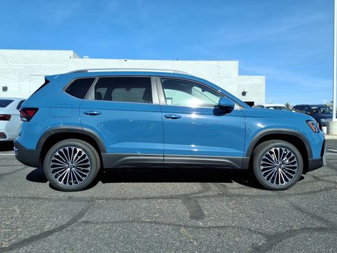 New 2026 Volkswagen Taos SE image 8