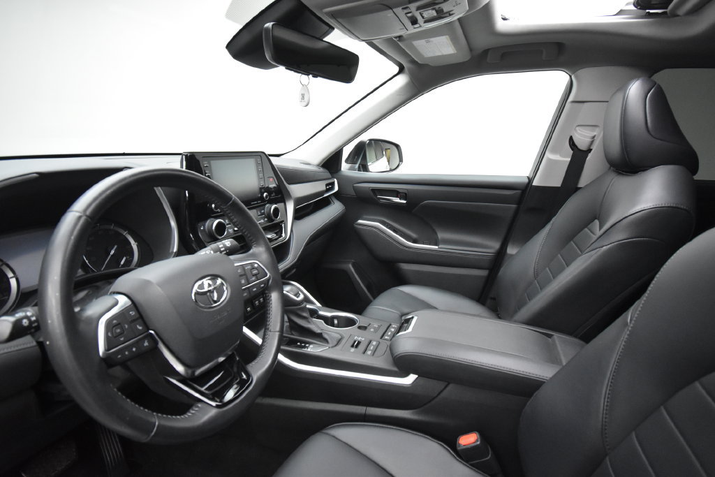 Used 2020 Toyota Highlander XLE AWD/4WD image 7