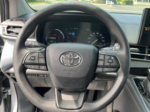 Used 2025 Toyota Sienna LE w/ LE Plus Package AWD/4WD image 18