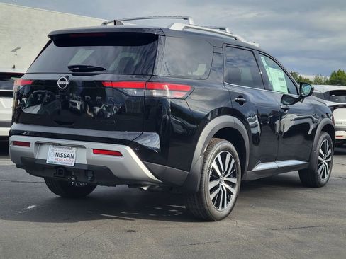 New 2025 Nissan Pathfinder Platinum image 2