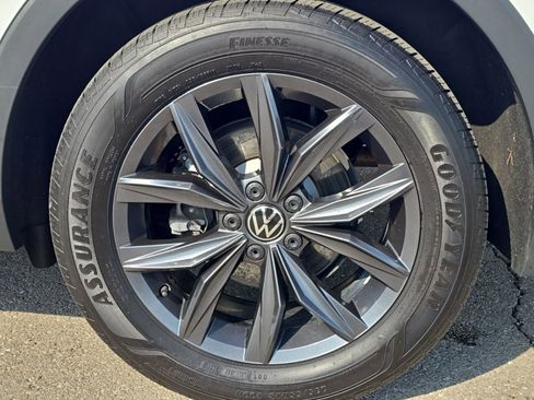 Certified 2022 Volkswagen Tiguan SE image 13