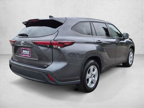 Used 2025 Toyota Highlander LE FWD image 5