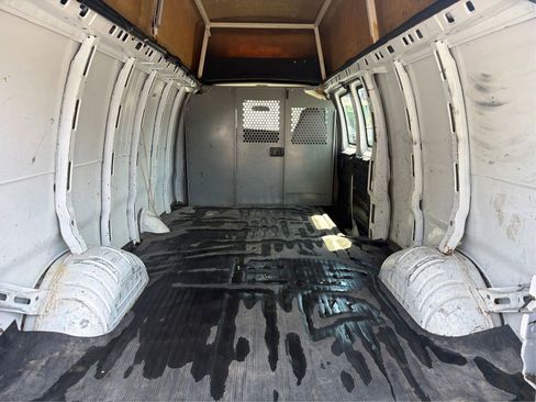 Used 2009 Chevrolet Express 2500 Extended RWD image 11