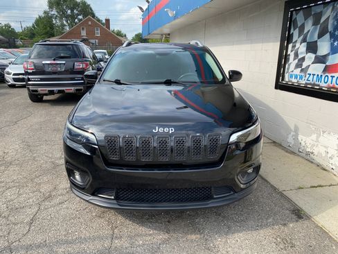 Used 2019 Jeep Cherokee Latitude Plus w/ Cold Weather Group AWD/4WD image 5