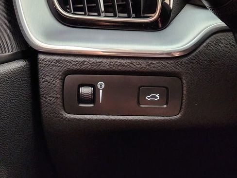 Used 2018 Volvo XC60 T6 Momentum w/ Convenience Package image 22