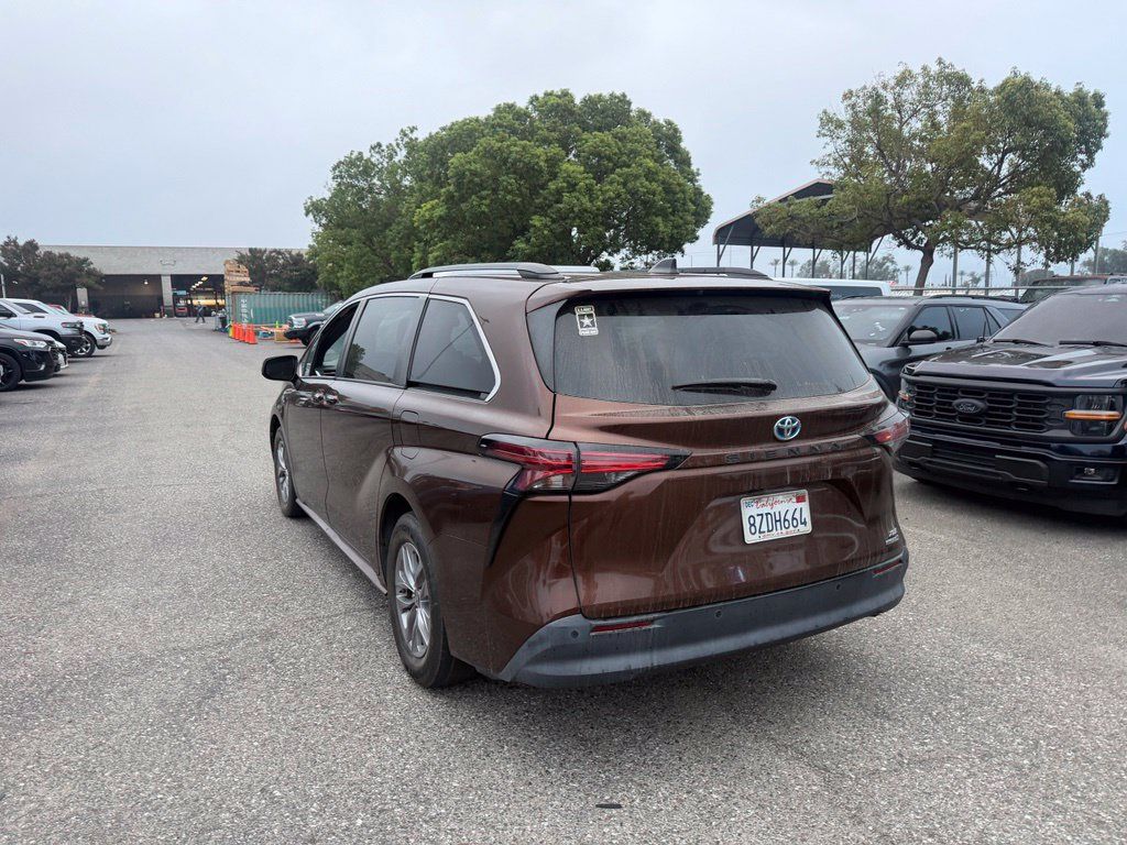 Used 2022 Toyota Sienna XLE w/ XLE Plus Package FWD image 4