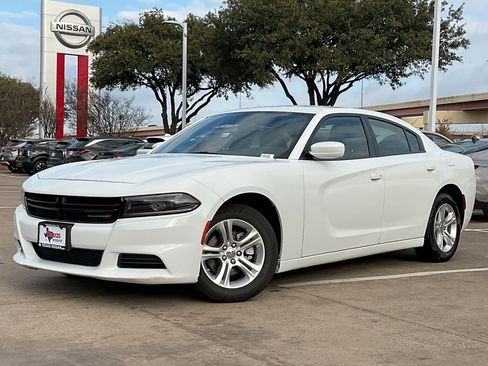 Used 2022 Dodge Charger SXT image 2
