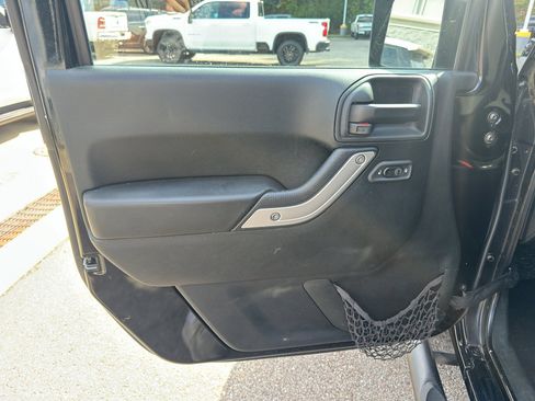 Used 2018 Jeep Wrangler Unlimited Sahara image 11