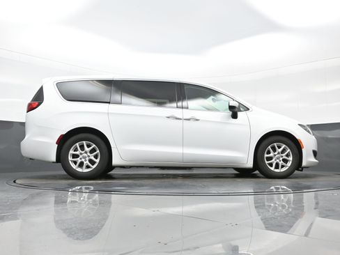 Used 2017 Chrysler Pacifica Touring Plus FWD image 32