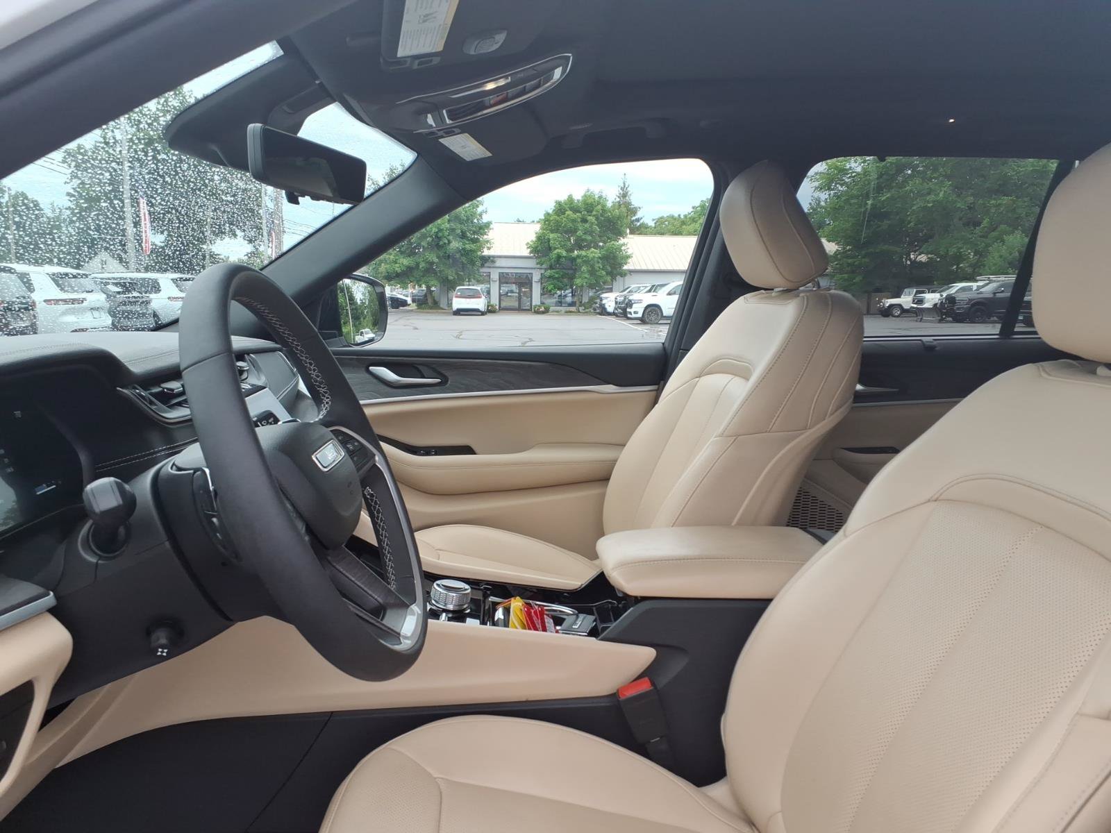 Used 2023 Jeep Grand Cherokee Limited w/ Luxury Tech Group II AWD/4WD image 21