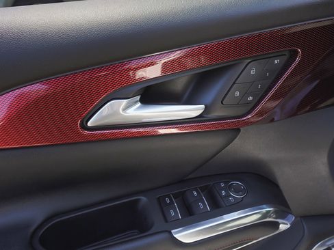 Used 2024 Chevrolet Traverse RS FWD image 8