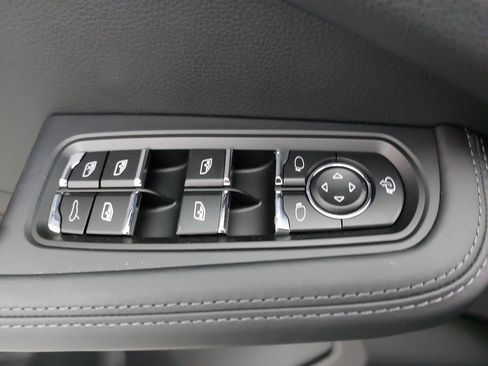 Certified 2026 Porsche Macan AWD/4WD image 30