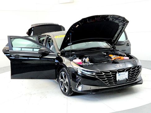 Used 2023 Hyundai Elantra Limited image 9