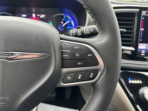 Used 2023 Chrysler Pacifica Touring-L FWD image 55