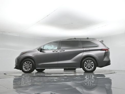 Used 2021 Toyota Sienna XLE FWD image 57