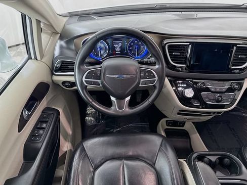 Used 2017 Chrysler Pacifica Touring-L FWD image 21