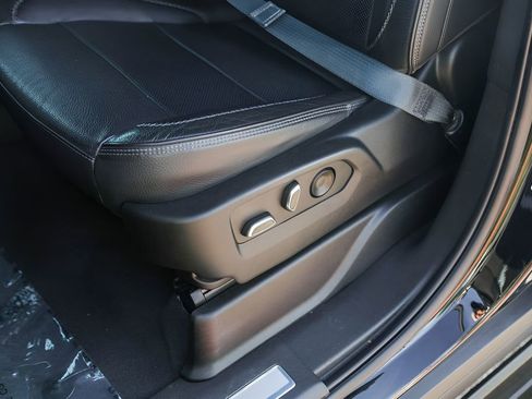 Used 2022 GMC Yukon XL Denali w/ Denali Premium Package image 11