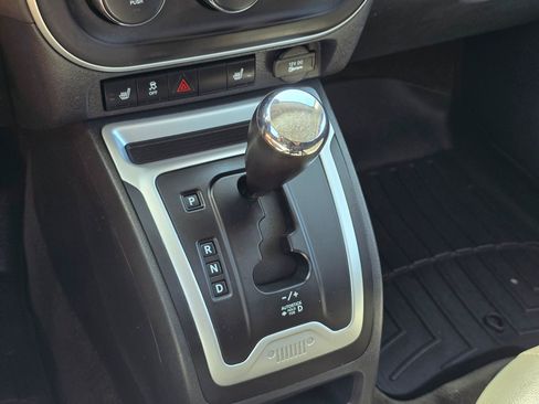 Used 2017 Jeep Compass Latitude FWD image 25
