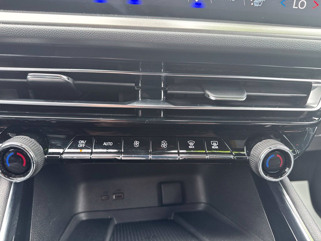 Used 2025 Chevrolet Traverse LT AWD/4WD image 33