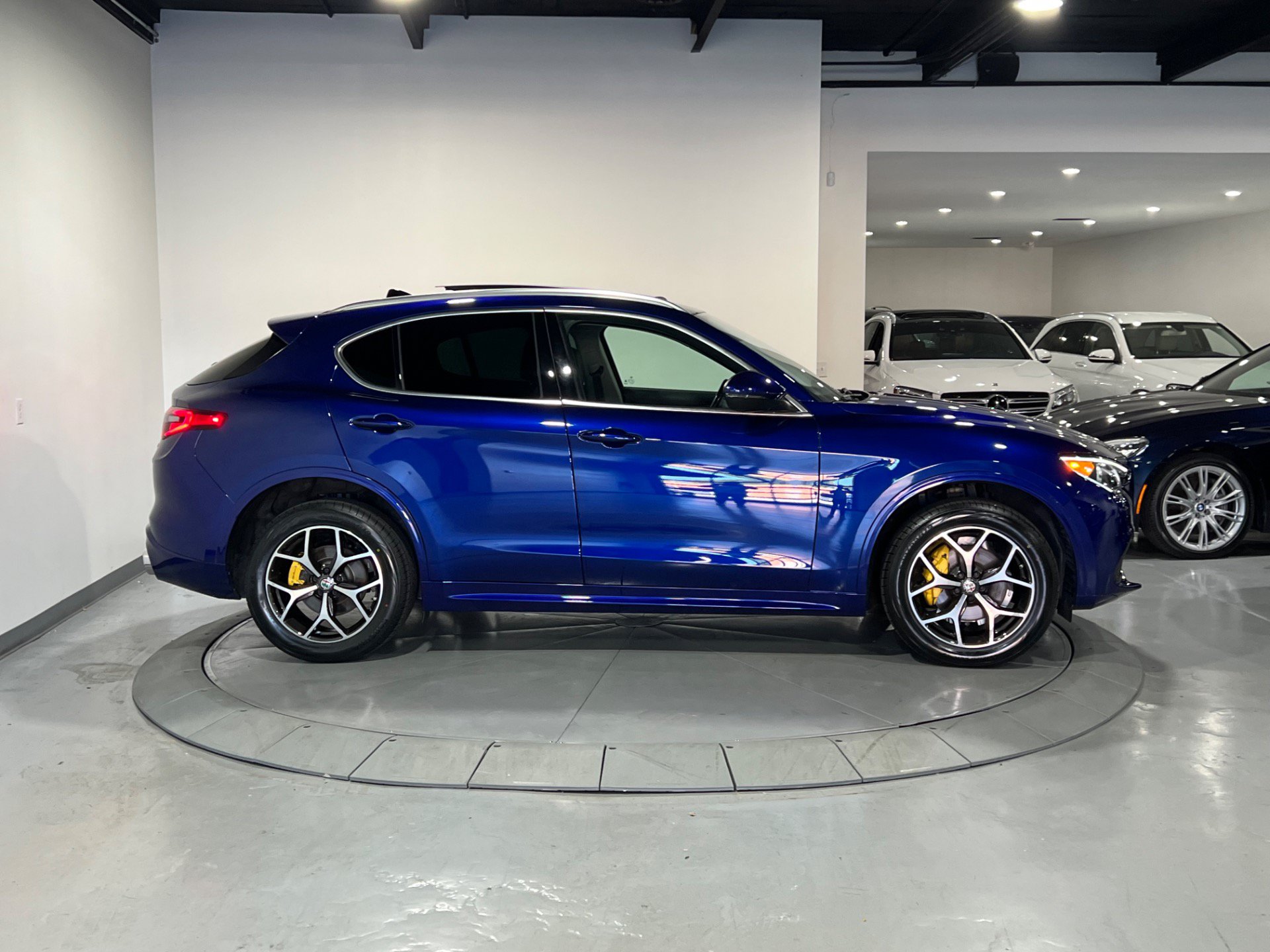 Used 2021 Alfa Romeo Stelvio Ti w/ Premium Package AWD/4WD image 14