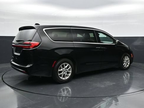 Used 2024 Chrysler Pacifica Touring-L FWD image 2