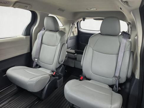 Used 2023 Toyota Sienna XLE FWD image 14