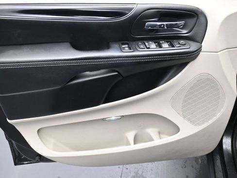 Certified 2017 Dodge Grand Caravan SXT image 9