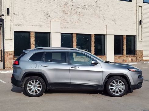 Used 2016 Jeep Cherokee Limited w/ Luxury Group FWD image 2