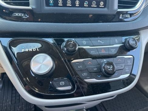 Used 2020 Chrysler Pacifica Touring FWD image 21
