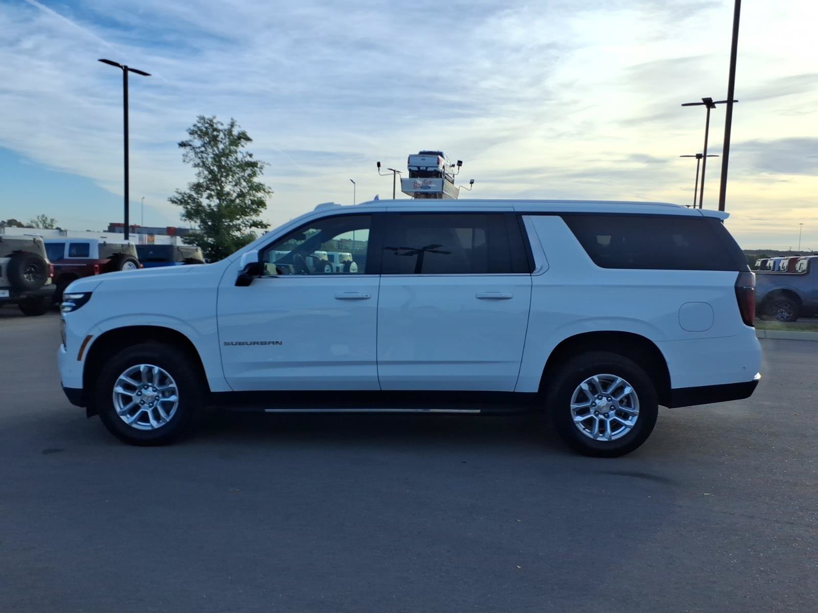 Used 2025 Chevrolet Suburban LT RWD image 6