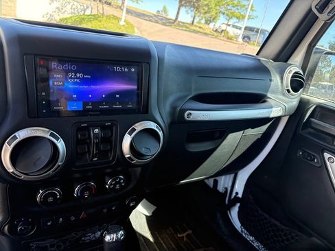 Used 2018 Jeep Wrangler Unlimited Rubicon w/ Connectivity Group AWD/4WD image 21