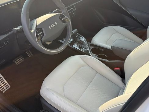 Used 2025 Kia Niro EX Touring FWD image 2