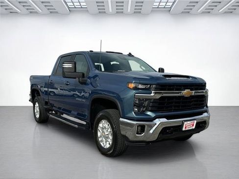 Used 2025 Chevrolet Silverado 3500 LT image 2