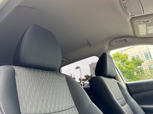 Used 2017 Nissan Rogue S FWD image 17