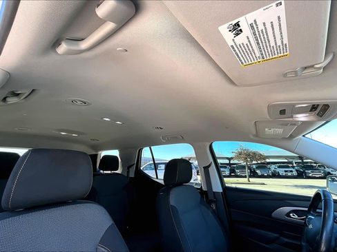 Used 2021 Chevrolet Traverse LT image 14
