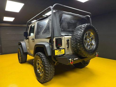 Used 2017 Jeep Wrangler Rubicon w/ Power Convenience Group AWD/4WD image 3