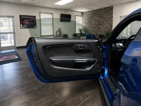 Used 2017 Ford Mustang Coupe RWD image 11