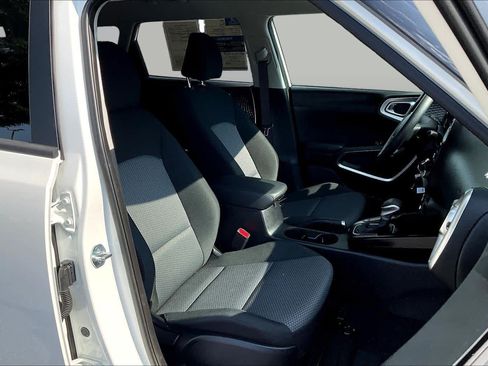 Used 2025 Kia Soul LX w/ LX Technology Package FWD image 9