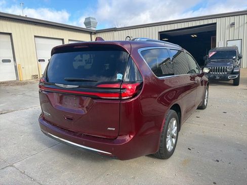 Used 2021 Chrysler Pacifica Touring-L w/ Uconnect Theater Family Group image 6