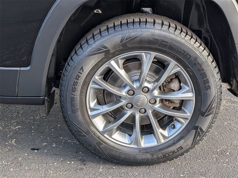 Used 2019 Jeep Cherokee Latitude Plus w/ Cold Weather Group image 22