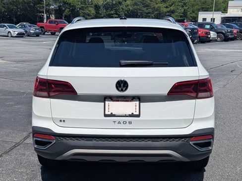 Used 2023 Volkswagen Taos SE w/ Panoramic Sunroof Package FWD image 6