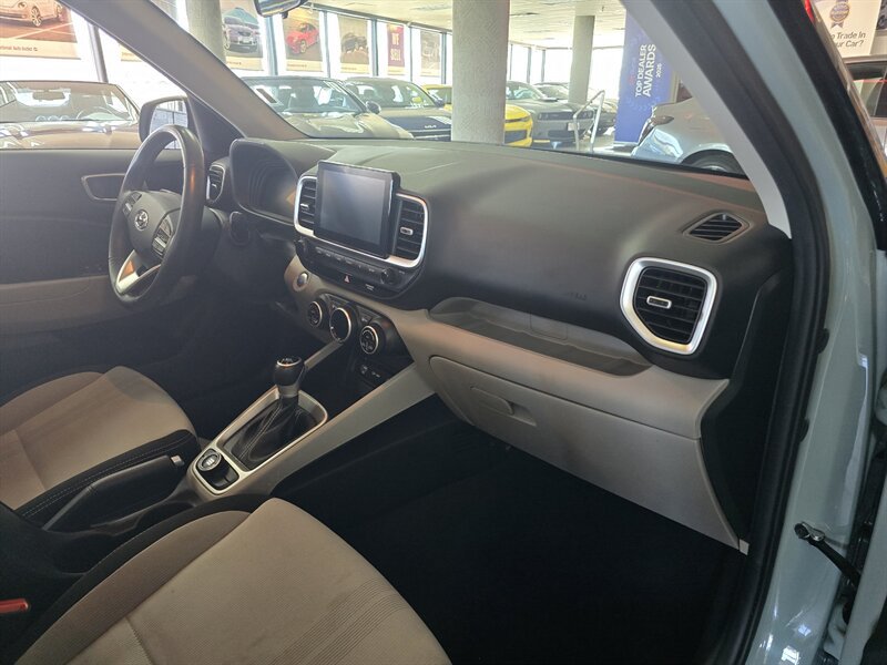 Used 2025 Hyundai Venue SEL FWD image 12