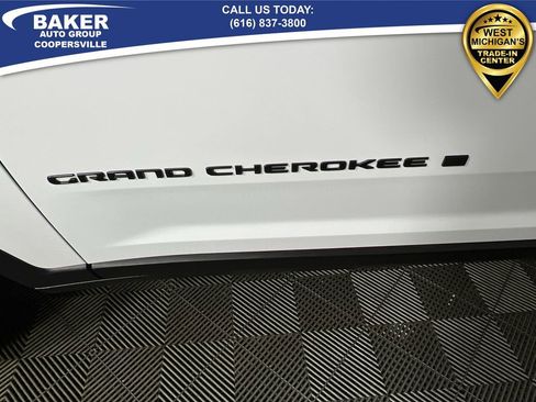 Used 2024 Jeep Grand Cherokee Limited w/ Black Appearance Package image 33