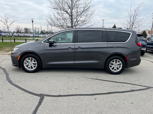 Used 2023 Chrysler Pacifica Touring-L image 4