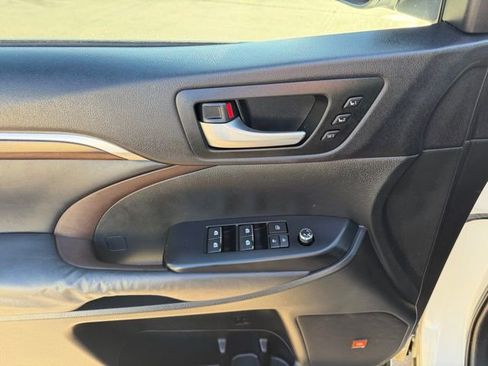 Used 2014 Toyota Highlander Limited image 19