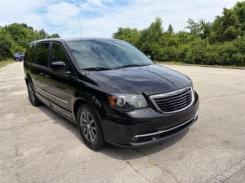 Used 2016 Chrysler Town & Country S FWD image 7
