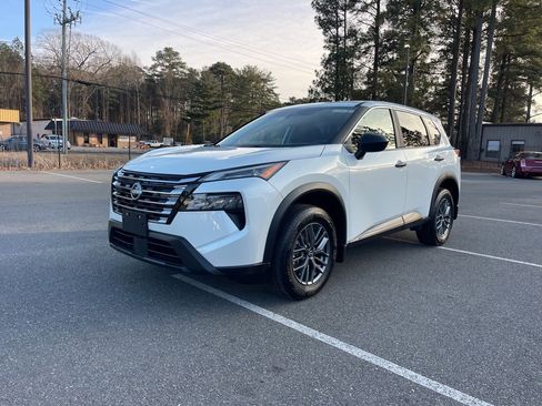 Used 2025 Nissan Rogue S image 2