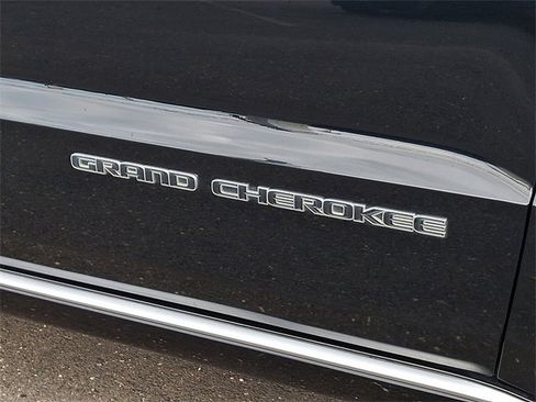 Used 2018 Jeep Grand Cherokee Summit image 32