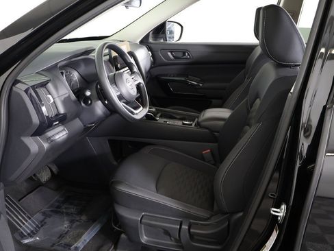 Used 2024 Nissan Pathfinder S image 26